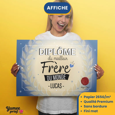 Diplôme « du meilleur frère du monde » imprimé en affiche (poster) sur papier mat sans bordure, tenu à deux mains ; son prénom en grand, livré roulé chez vous (exemple)
