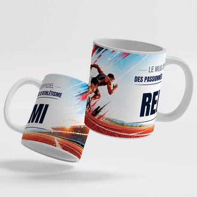 Le mug athlétisme de 330 ml vu de deux côtés, en céramique blanche : prénom et texte au choix ; anse et intérieur blancs, noirs, rouges, bleus, verts, roses ou dorés ; livré chez vous (exemple)