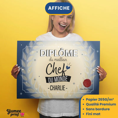 Diplôme « du meilleur chef du monde » imprimé en affiche (poster) sur papier mat sans bordure, tenu à deux mains ; son prénom en grand, livré roulé chez vous (exemple)