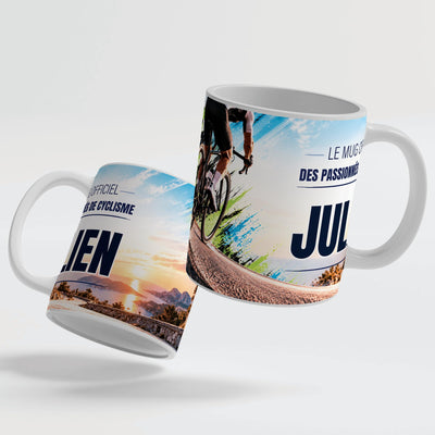 Le mug cyclisme de 330 ml vu de deux côtés, en céramique blanche : prénom et texte au choix ; anse et intérieur blancs, noirs, rouges, bleus, verts, roses ou dorés ; livré chez vous (exemple)