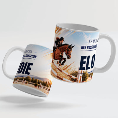 Le mug équitation de 330 ml vu de deux côtés, en céramique blanche : prénom et texte au choix ; anse et intérieur blancs, noirs, rouges, bleus, verts, roses ou dorés ; livré chez vous (exemple)