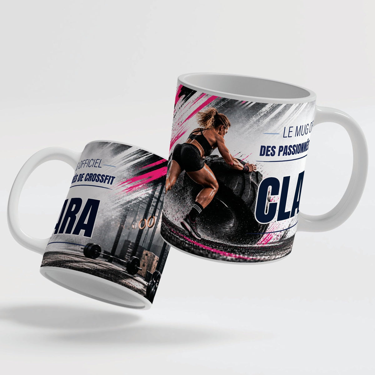 Le mug façon CrossFit de 330 ml vu de deux côtés, en céramique blanche : prénom et texte au choix ; anse et intérieur blancs, noirs, rouges, bleus, verts, roses ou dorés ; livré chez vous (exemple)