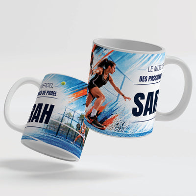 Deux faces du mug padel femme : le décor continue d'une face à l'autre, prénom au centre ; mug blanc, anse et intérieur colorés ou version magique au choix, livré chez vous (exemple)
