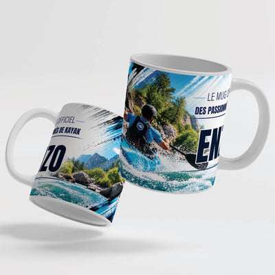 Le mug kayak de 330 ml vu de deux côtés, en céramique blanche : prénom et texte au choix ; anse et intérieur blancs, noirs, rouges, bleus, verts, roses ou dorés ; livré chez vous (exemple)