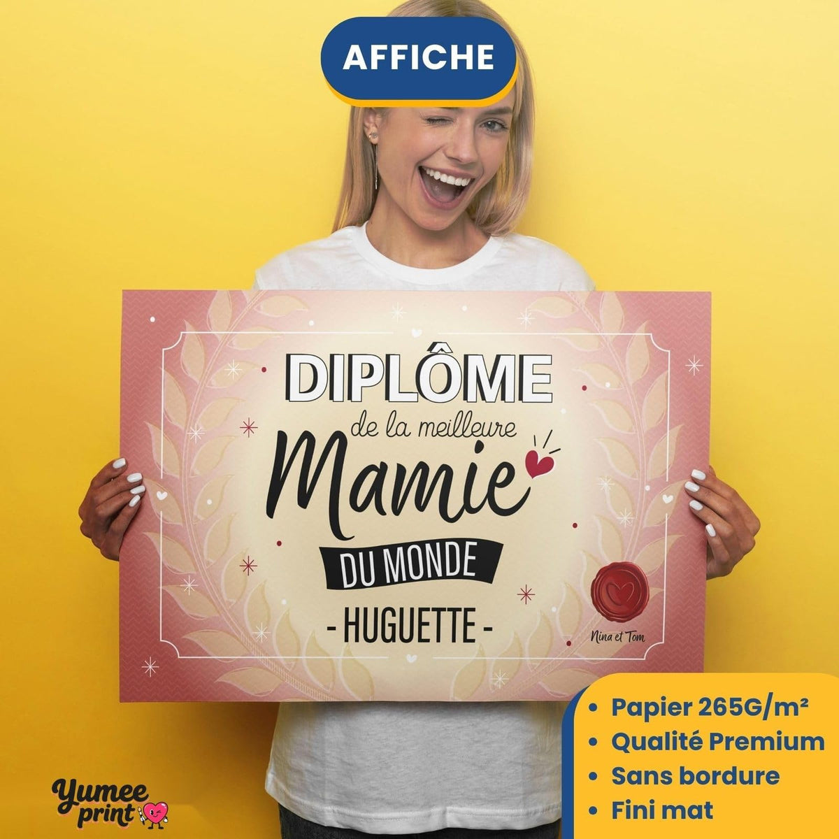 Diplôme « de la meilleure mamie du monde » imprimé en affiche (poster) sur papier mat sans bordure, tenu à deux mains ; son prénom en grand, livré roulé chez vous (exemple)