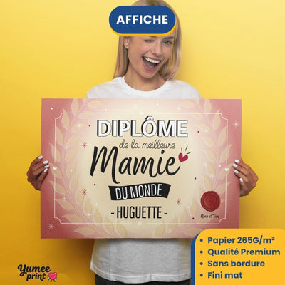 Diplôme « de la meilleure mamie du monde » imprimé en affiche (poster) sur papier mat sans bordure, tenu à deux mains ; son prénom en grand, livré roulé chez vous (exemple)