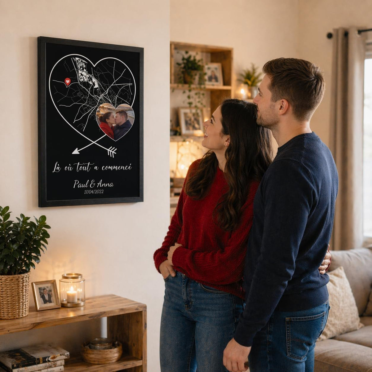 Carte en cœur sur fond noir avec photo, accrochée au mur en cadre noir : votre lieu de rencontre, votre photo, vos prénoms et votre date, imprimés et livrés chez vous (exemple)