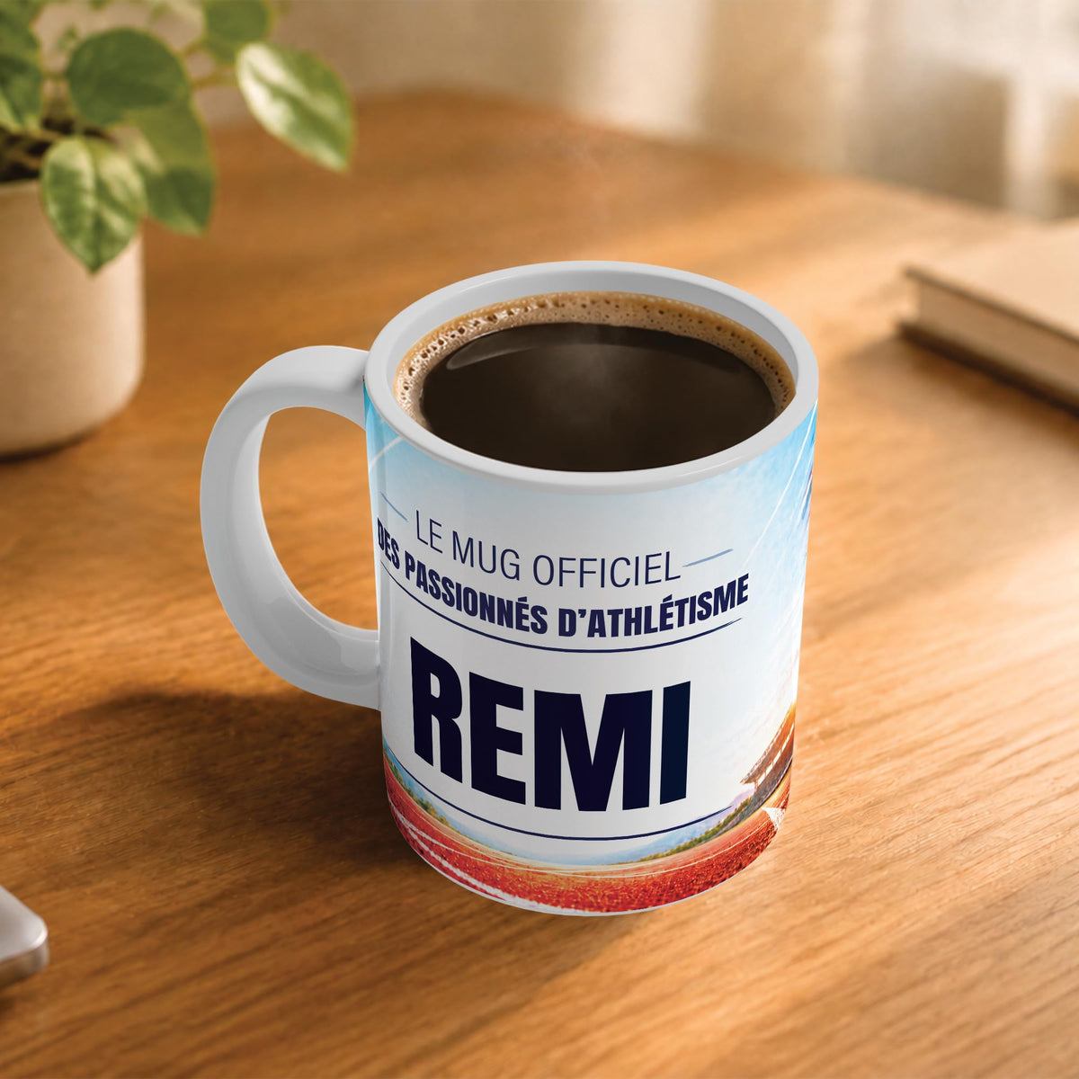 Café fumant dans le mug athlétisme posé sur un bureau en bois : la phrase « Le mug officiel des passionnés d'athlétisme » et son prénom en grandes capitales, mug livré chez vous (exemple)