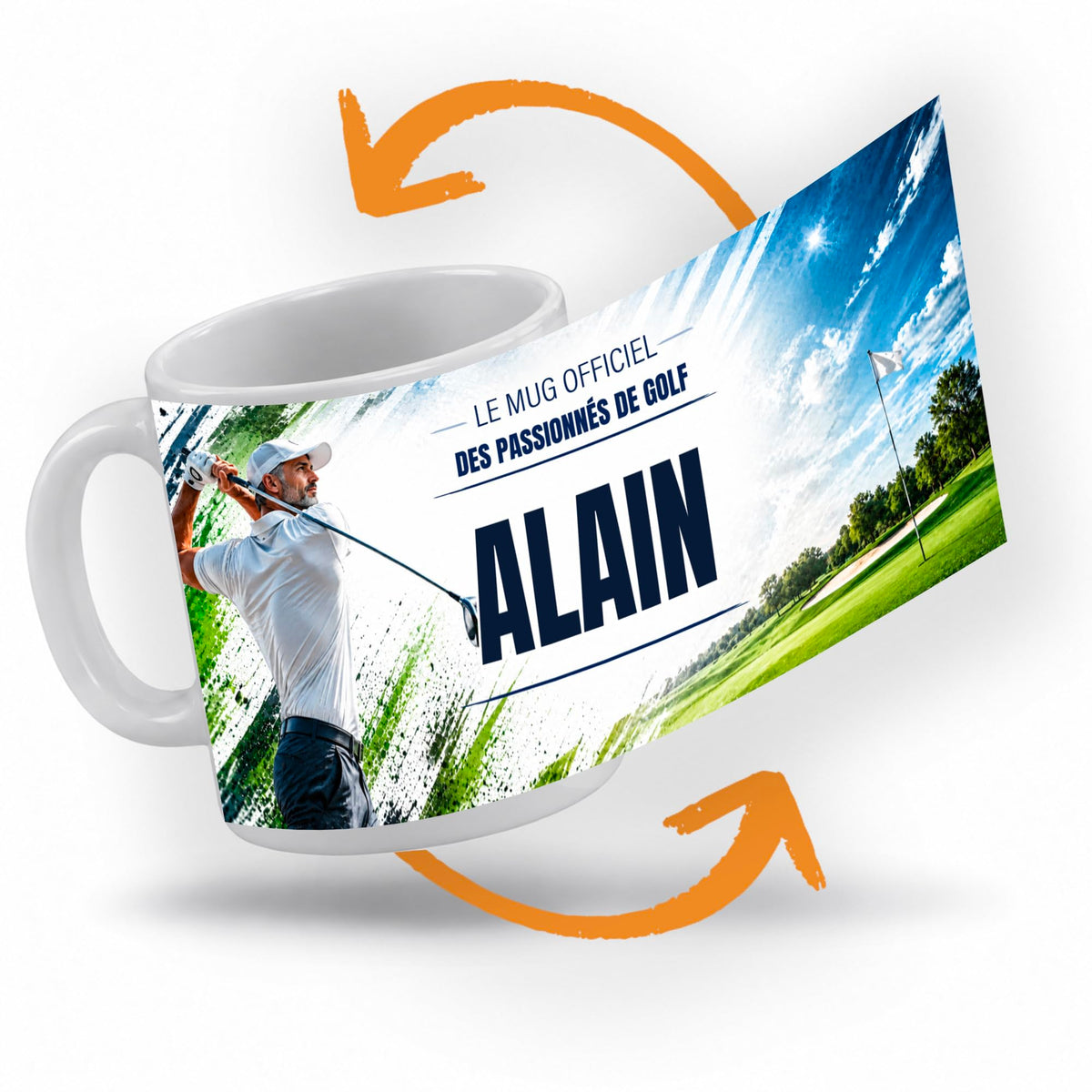 Décor golf déroulé à 360° autour du mug : un green, son drapeau et son bunker, touches vertes, votre texte et son prénom au centre ; imprimé puis livré chez vous (exemple)