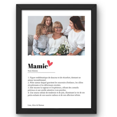 Affiche « Mamie, nom féminin » façon définition de dictionnaire : votre photo, quatre définitions et votre signature, avec un cœur rouge, en cadre noir livré chez vous (exemple)