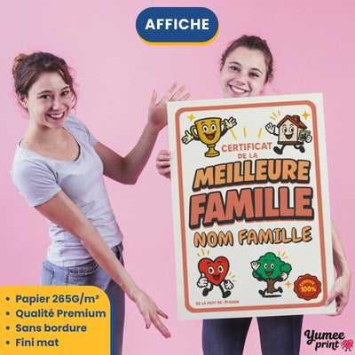 Certificat de la meilleure famille imprimé en affiche (poster) sur papier mat sans bordure, tenu à bout de bras ; le nom de famille en grand, livré roulé chez vous (exemple)