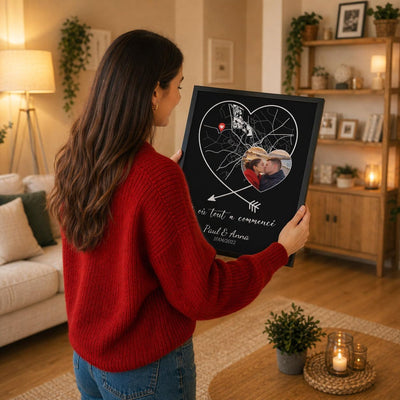 Carte en cœur sur fond noir avec votre photo en cœur, tenue en main dans son cadre noir ; vous envoyez votre photo, elle est imprimée avec votre lieu et livrée chez vous (exemple)