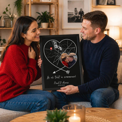 Carte en cœur sur fond noir et votre photo intégrée, en cadre noir, offerte dans un salon : un exemple de cadeau de couple, avec vos prénoms et votre date, livré chez vous (exemple)