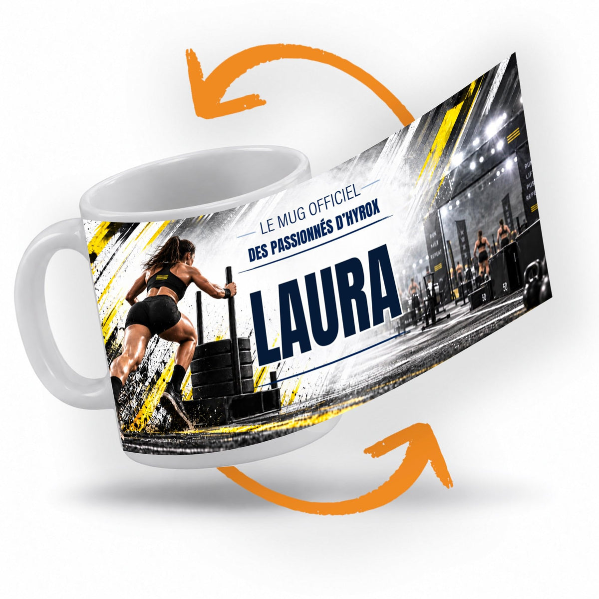 Décor façon Hyrox déroulé à 360° autour du mug : une salle de compétition sous les projecteurs, touches jaunes et noires, votre texte et son prénom au centre ; imprimé puis livré chez vous (exemple)