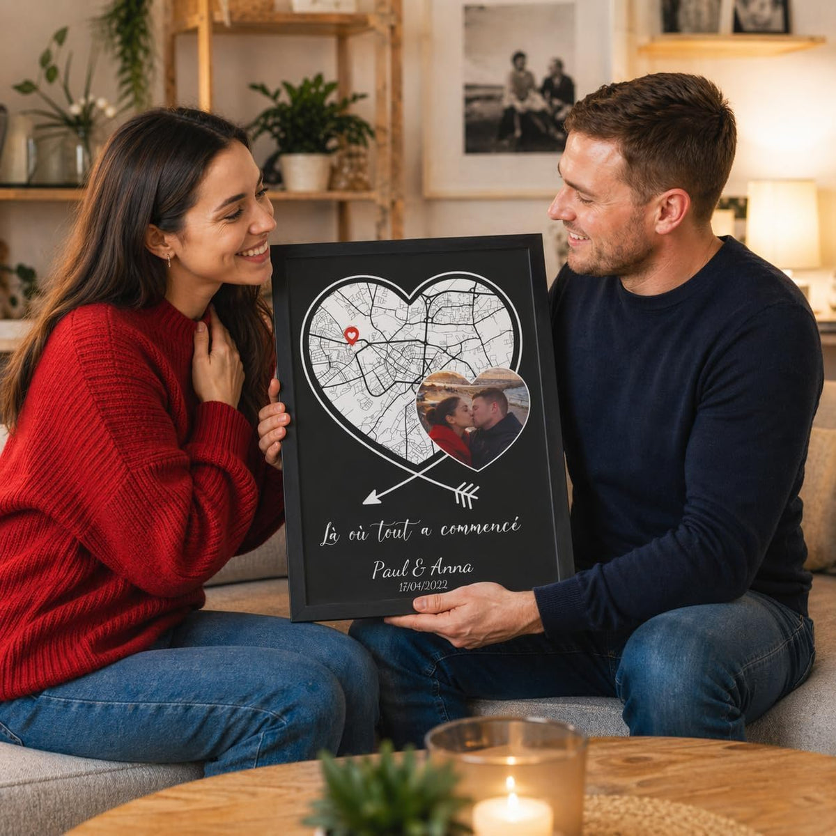 Carte en cœur blanc sur fond noir avec votre photo, en cadre noir, offerte dans un salon : un exemple de cadeau avec votre lieu et vos prénoms, livré chez vous (exemple)