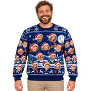 Sweat de Noël moche bleu nuit unisexe personnalisé : vos photos deviennent des visages coiffés d'un bonnet rouge, avec traîneau, lune et village enneigé, livré chez vous (exemple)