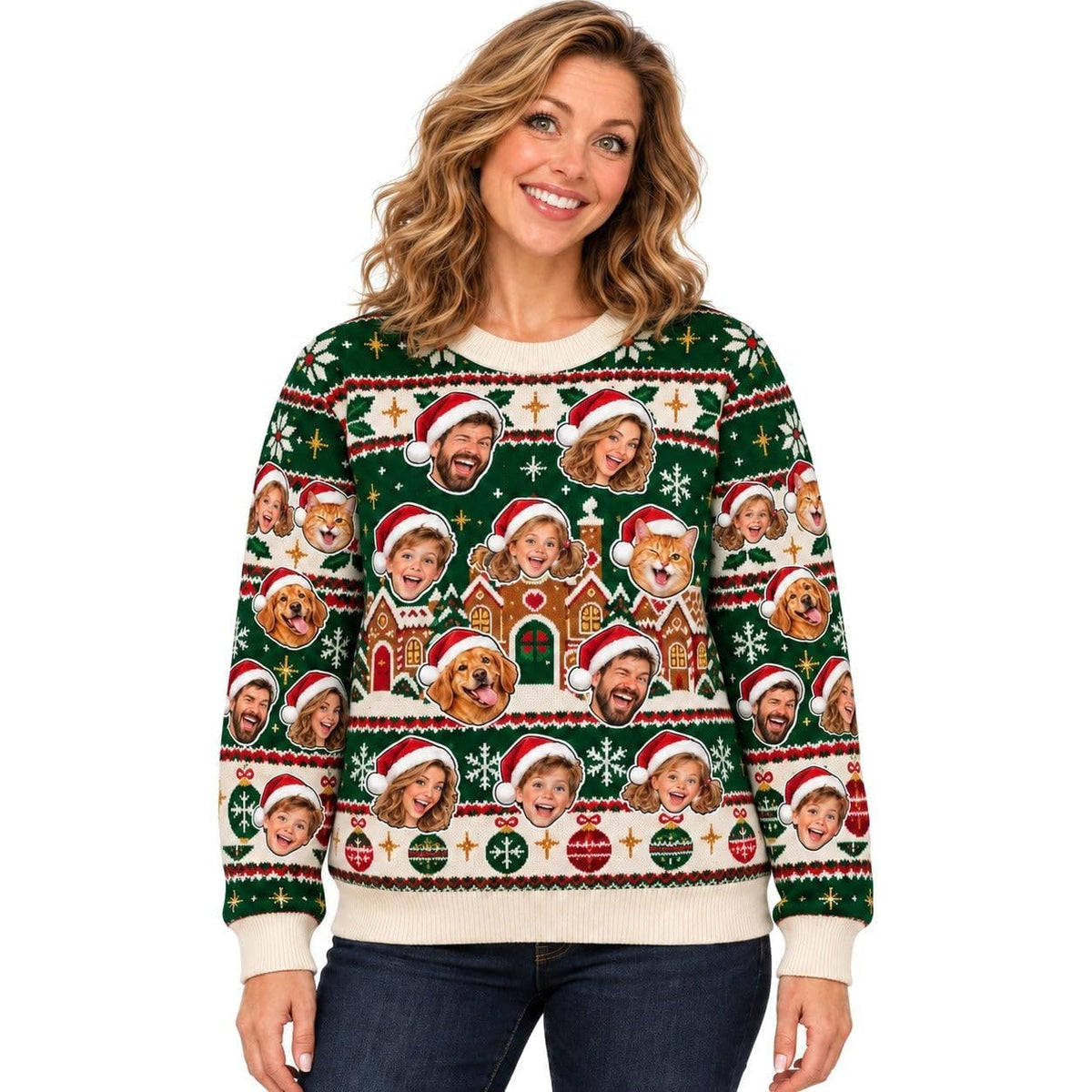 Sweat de Noël moche vert sapin femme personnalisé : vos photos deviennent des visages détourés coiffés d'un bonnet rouge, parmi des maisons en pain d'épices et des boules, livré chez vous (exemple)