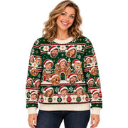 Sweat de Noël moche vert sapin femme personnalisé : vos photos deviennent des visages détourés coiffés d'un bonnet rouge, parmi des maisons en pain d'épices et des boules, livré chez vous (exemple)
