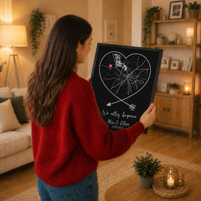 Carte de votre lieu en cœur sur fond noir, tenue en main dans son cadre noir ; teinte de la carte, épingle, phrase et prénoms au choix, une création imprimée puis livrée chez vous (exemple)