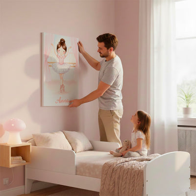 Ballerine aquarelle au prénom sur toile canvas, accrochée au mur d'une chambre d'enfant : un exemple de déco pastel, teint et cheveux au choix, imprimée puis livrée chez vous (exemple)