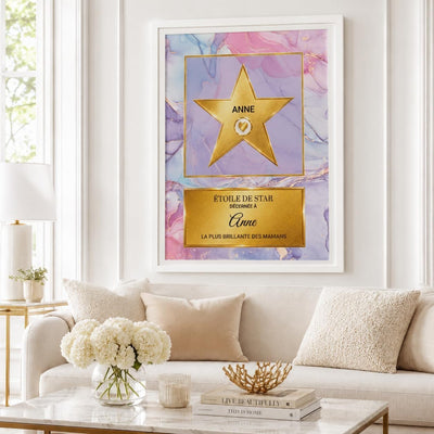 Étoile dorée sur marbre rose et violet façon Walk of Fame en cadre blanc au mur du salon : prénom en lettres et en écriture, message au choix, imprimée et livrée chez vous (exemple)