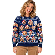 Sweat de Noël moche bleu nuit femme personnalisé : vos photos deviennent des visages coiffés d'un bonnet rouge, avec traîneau, lune et village enneigé, livré chez vous (exemple)