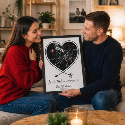 Carte en cœur noir sur fond blanc, en cadre noir, offerte dans un salon : un exemple de cadeau avec votre lieu, votre phrase, vos prénoms et votre date, livré chez vous (exemple)