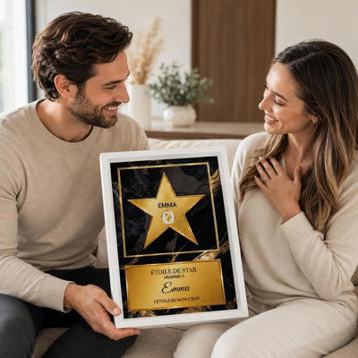 Exemple d'usage : l'étoile dorée sur marbre noir en cadre blanc offerte en cadeau, avec prénom, pictogramme et message au choix, imprimée puis livrée chez vous (exemple)