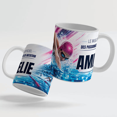 Deux faces du mug natation femme : le décor continue d'une face à l'autre, prénom au centre ; mug blanc, anse et intérieur colorés ou version magique au choix, livré chez vous (exemple)