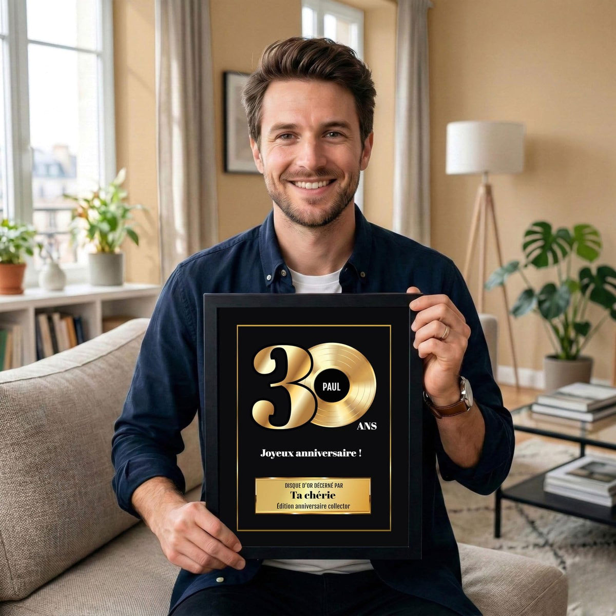 Exemple d'usage : le disque d'or des 30 ans en cadre noir, tenu en souvenir ; son prénom sur le disque, votre signature et un message, livré chez vous (exemple)