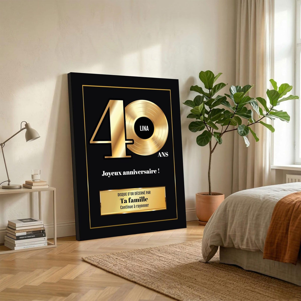 Disque d'or « 40 ans » imprimé sur toile canvas tendue sur châssis, posé dans une chambre ; prénom, signature et message au choix, livré chez vous (exemple)