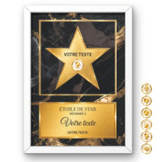 Étoile de star personnalisée façon Walk of Fame : étoile dorée sur marbre noir veiné d'or en cadre blanc, prénom, pictogramme parmi six et message au choix, imprimée et livrée chez vous (exemple)