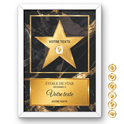 Étoile de star personnalisée façon Walk of Fame : étoile dorée sur marbre noir veiné d'or en cadre blanc, prénom, pictogramme parmi six et message au choix, imprimée et livrée chez vous (exemple)