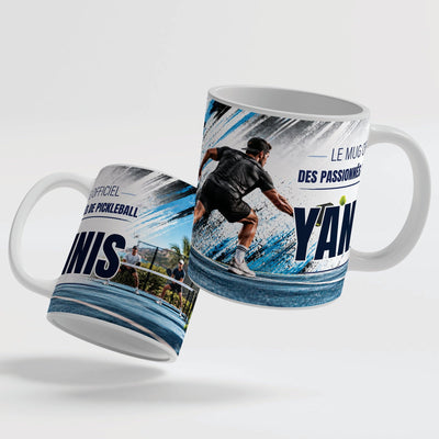 Deux faces du mug pickleball : le décor continue d'une face à l'autre, prénom au centre ; mug blanc, anse et intérieur colorés ou version magique au choix, livré chez vous (exemple)