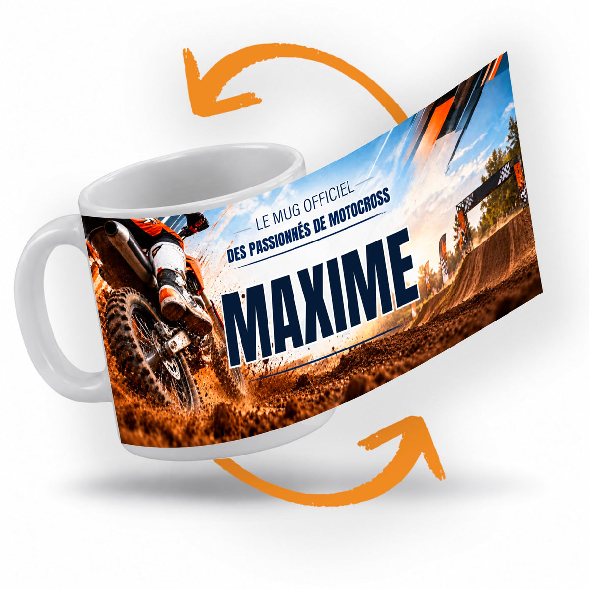 Décor motocross imprimé à 360° sur le mug : un pilote qui soulève la terre ocre de la piste, une bosse et une arche de départ sous le soleil en fond ; prénom au centre, livré chez vous (exemple)