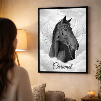 Pour garder votre cheval près de vous : son portrait ailé en noir et blanc, avec son prénom, accroché au mur en cadre noir, imprimé et livré chez vous (exemple)