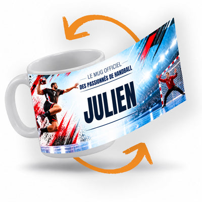 Décor handball déroulé à 360° autour du mug : le gardien devant sa cage, touches rouges et noires, votre texte et son prénom au centre ; imprimé puis livré chez vous (exemple)