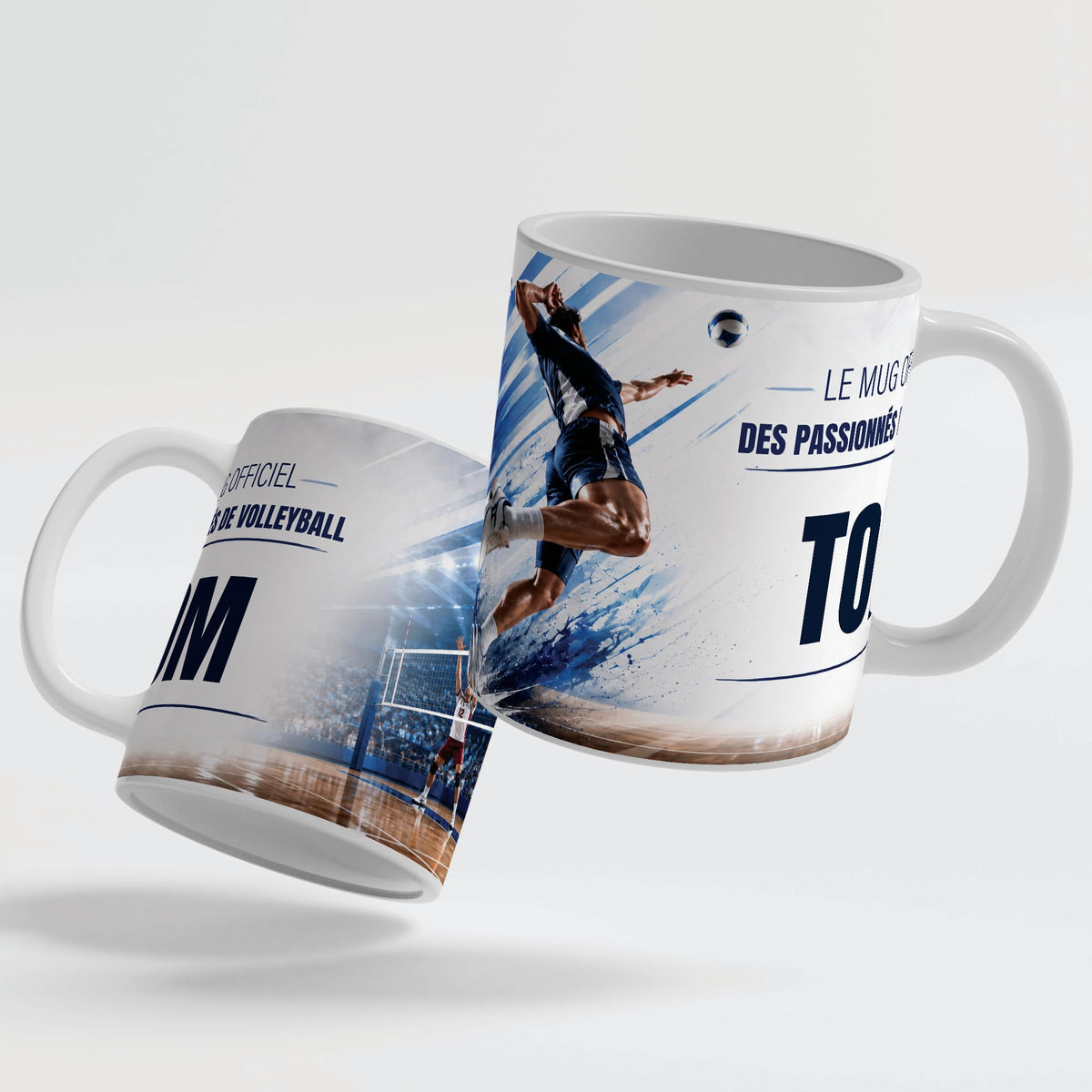 Deux faces du mug volleyball : le décor continue d'une face à l'autre, prénom au centre ; mug blanc, anse et intérieur colorés ou version magique au choix, livré chez vous (exemple)