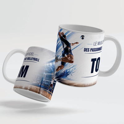 Deux faces du mug volleyball : le décor continue d'une face à l'autre, prénom au centre ; mug blanc, anse et intérieur colorés ou version magique au choix, livré chez vous (exemple)