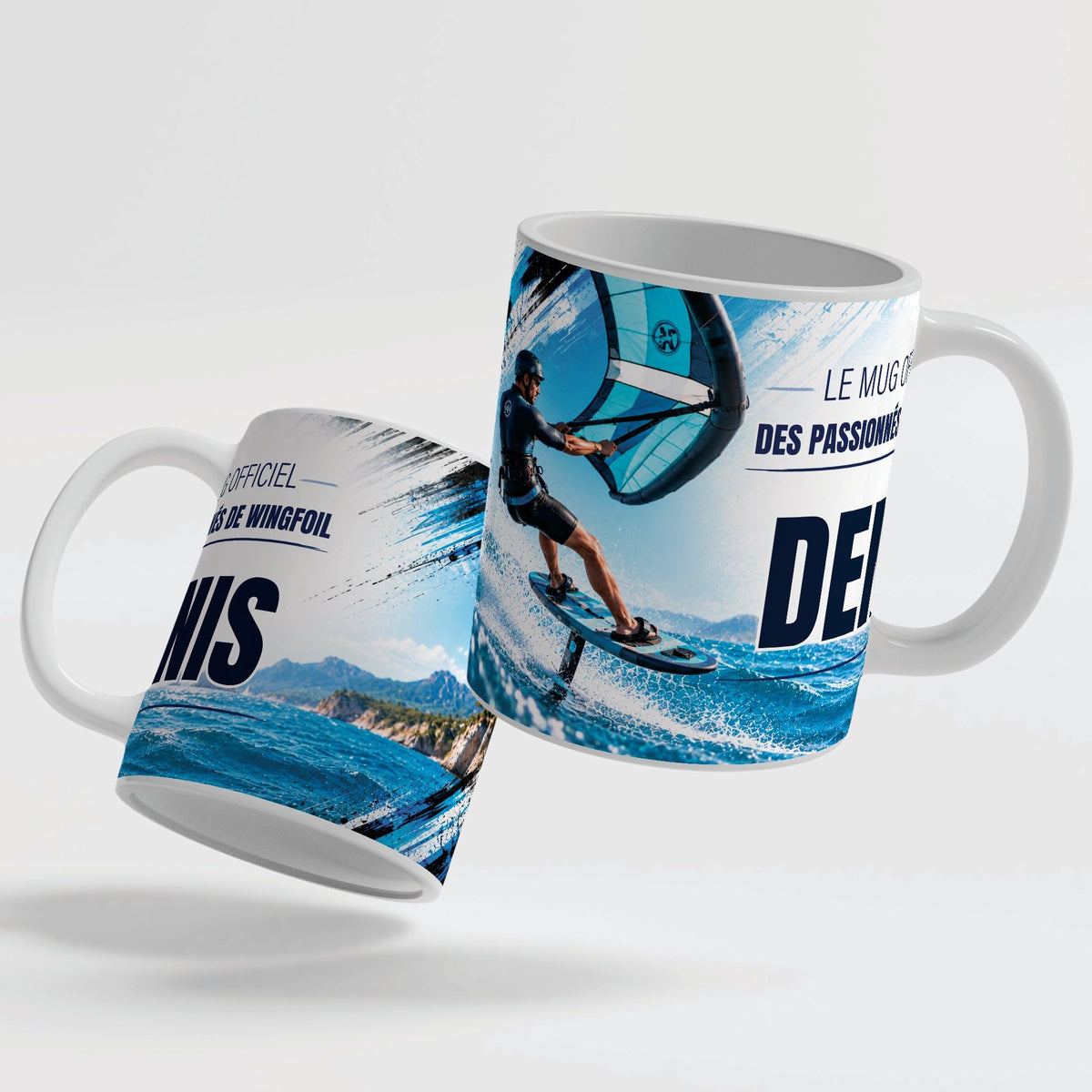 Deux faces du mug wingfoil : le décor continue d'une face à l'autre, prénom au centre ; mug blanc, anse et intérieur colorés ou version magique au choix, livré chez vous (exemple)