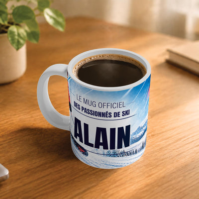 Exemple d'usage : le mug ski rempli de café sur une table en bois ; 330 ml de céramique blanche, votre prénom imprimé sous le titre, livré à domicile (exemple)
