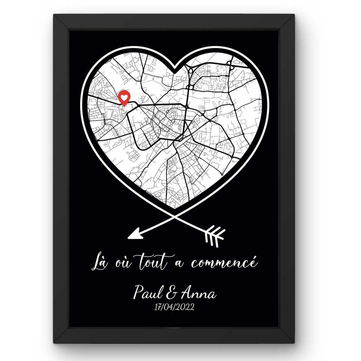 Affiche couple de votre lieu de rencontre : carte dans un cœur blanc sur fond noir, flèches croisées, épingle rouge, phrase, prénoms et date, en cadre noir livré chez vous (exemple)
