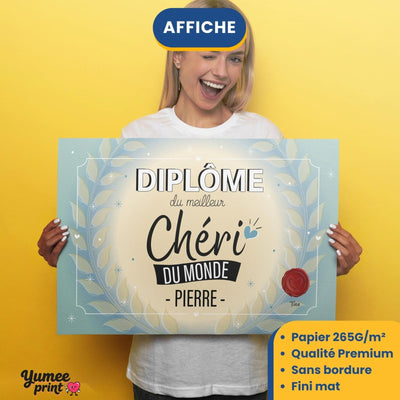 Diplôme « du meilleur chéri du monde » imprimé en affiche (poster) sur papier mat sans bordure, tenu à deux mains ; son prénom en grand, livré roulé chez vous (exemple)