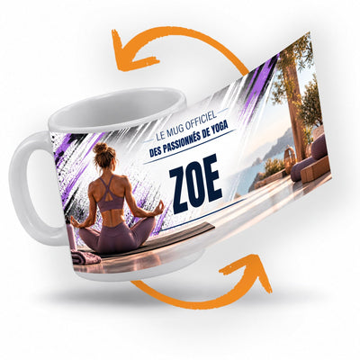 Décor yoga imprimé à 360° sur le mug : une pratiquante de yoga en tenue mauve, assise en tailleur sur une terrasse lumineuse face à la mer ; prénom au centre, livré chez vous (exemple)