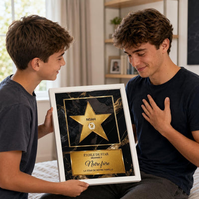 Exemple d'usage dans une chambre : l'étoile dorée sur marbre noir en cadre blanc, façon Walk of Fame, avec prénom et message choisis, imprimée et livrée chez vous (exemple)