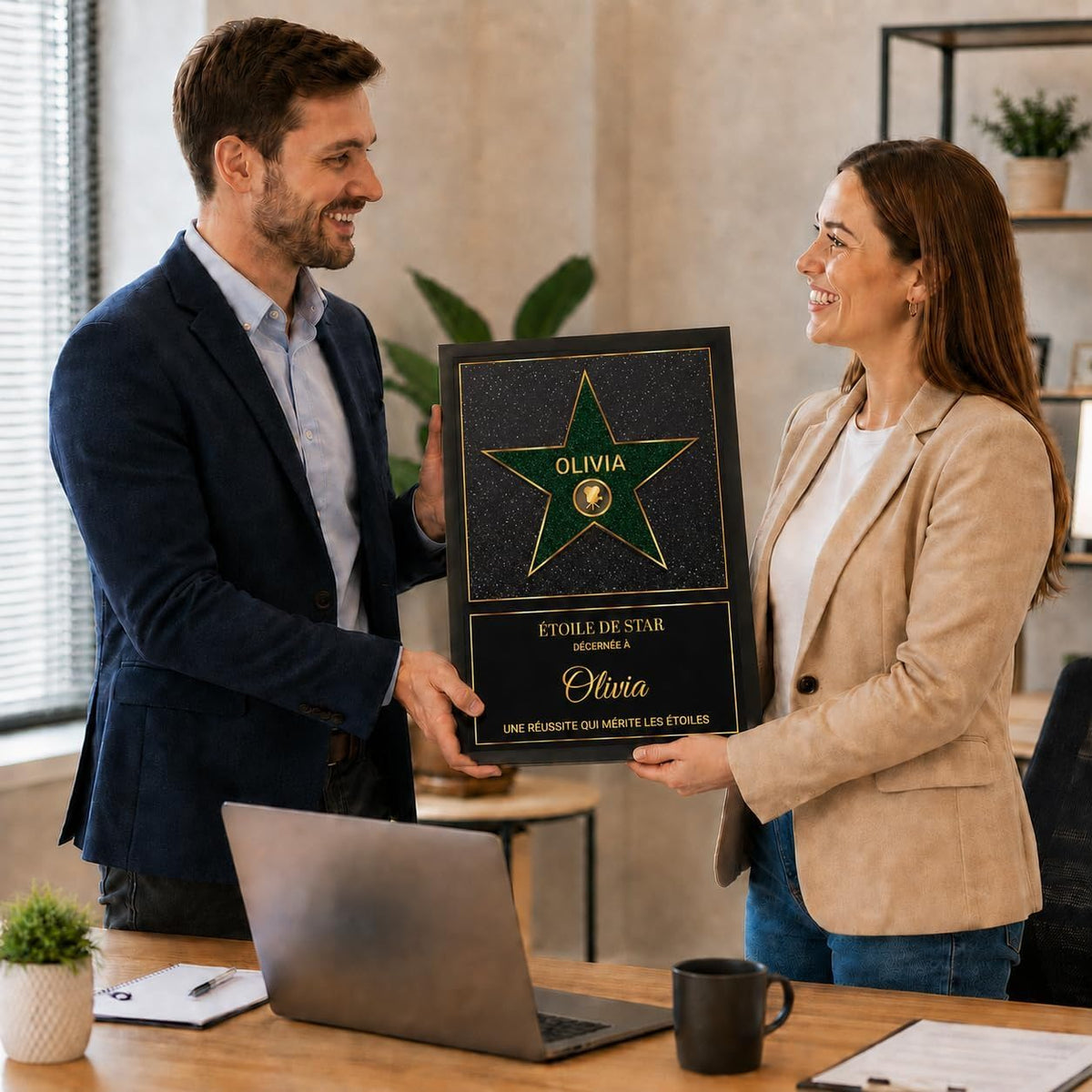 Exemple d'usage au bureau : l'étoile verte façon Walk of Fame en cadre noir pour saluer une réussite, prénom et message personnalisés, imprimée et livrée chez vous (exemple)