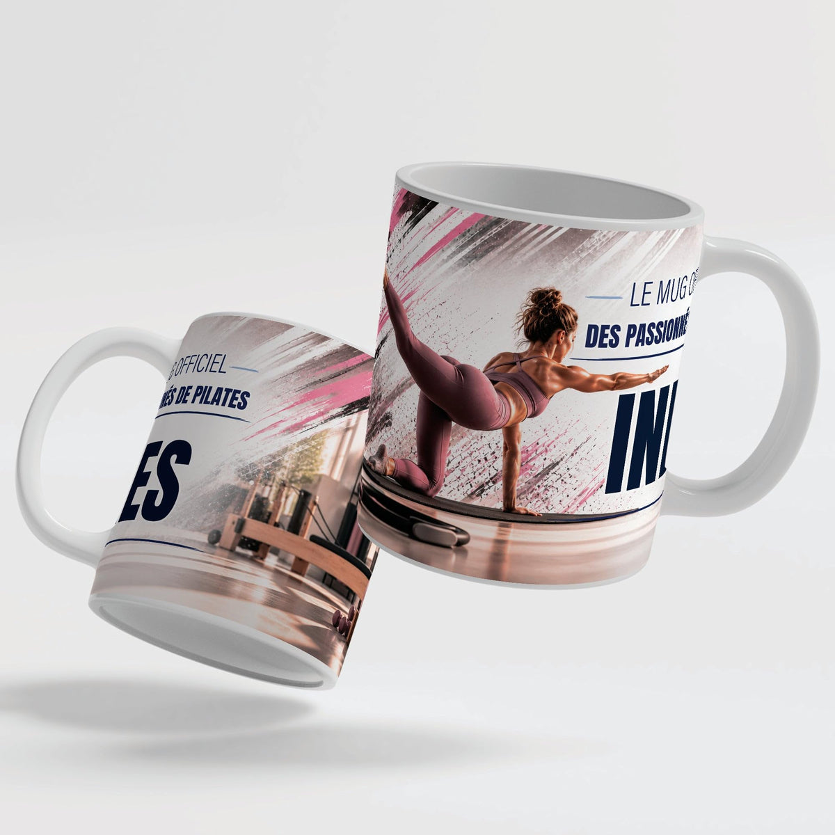 Deux faces du mug pilates : le décor continue d'une face à l'autre, prénom au centre ; mug blanc, anse et intérieur colorés ou version magique au choix, livré chez vous (exemple)