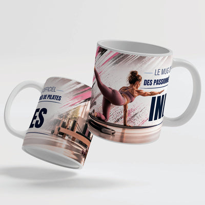 Deux faces du mug pilates : le décor continue d'une face à l'autre, prénom au centre ; mug blanc, anse et intérieur colorés ou version magique au choix, livré chez vous (exemple)