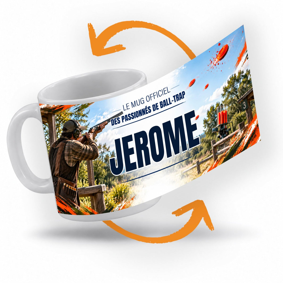 Décor ball-trap déroulé à 360° autour du mug : des plateaux orange au-dessus de la campagne, touches orange et kaki, votre texte et son prénom au centre ; imprimé puis livré chez vous (exemple)