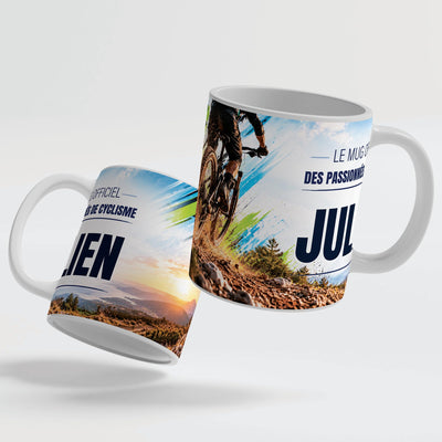 Deux faces du mug VTT : le décor continue d'une face à l'autre, prénom au centre ; mug blanc, anse et intérieur colorés ou version magique au choix, livré chez vous (exemple)